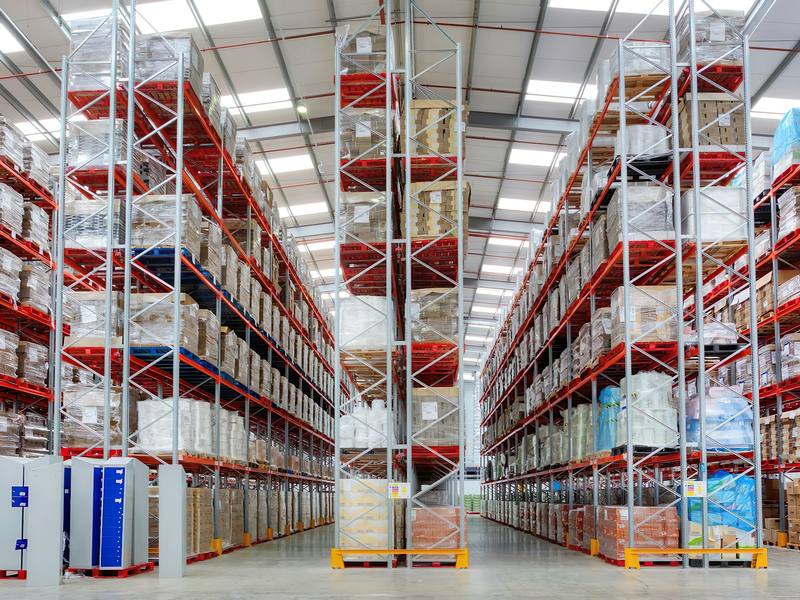 Almacén industrial con estanterías de palés de gran altura
